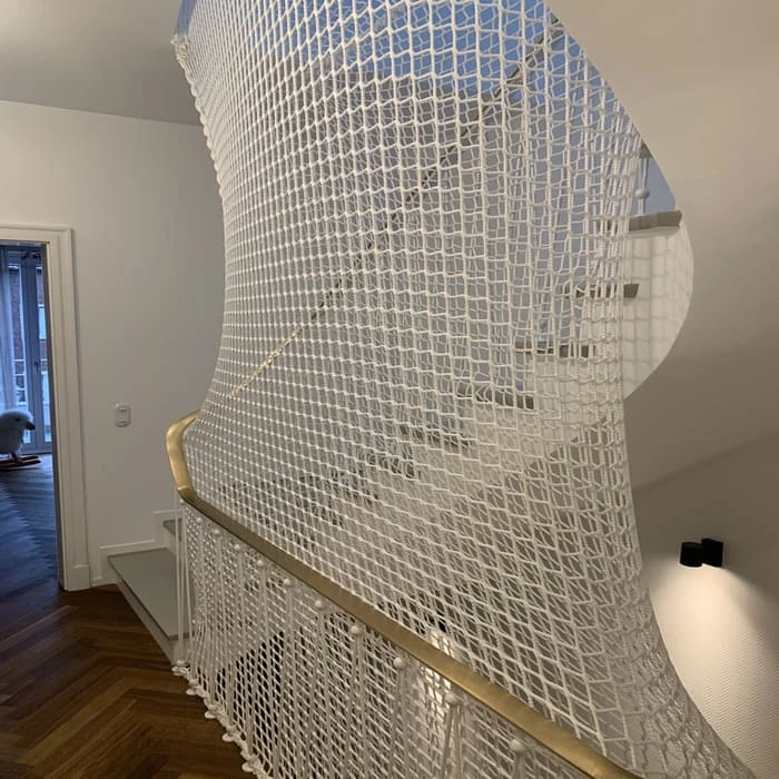 Red de seguridad para doble altura en un espacio interior arquitectónico