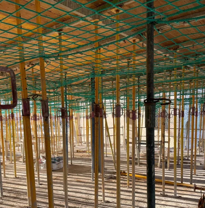 Red de seguridad instalada bajo una losa en construcción